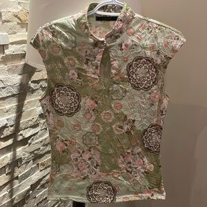 Limite Cut off sleeve top